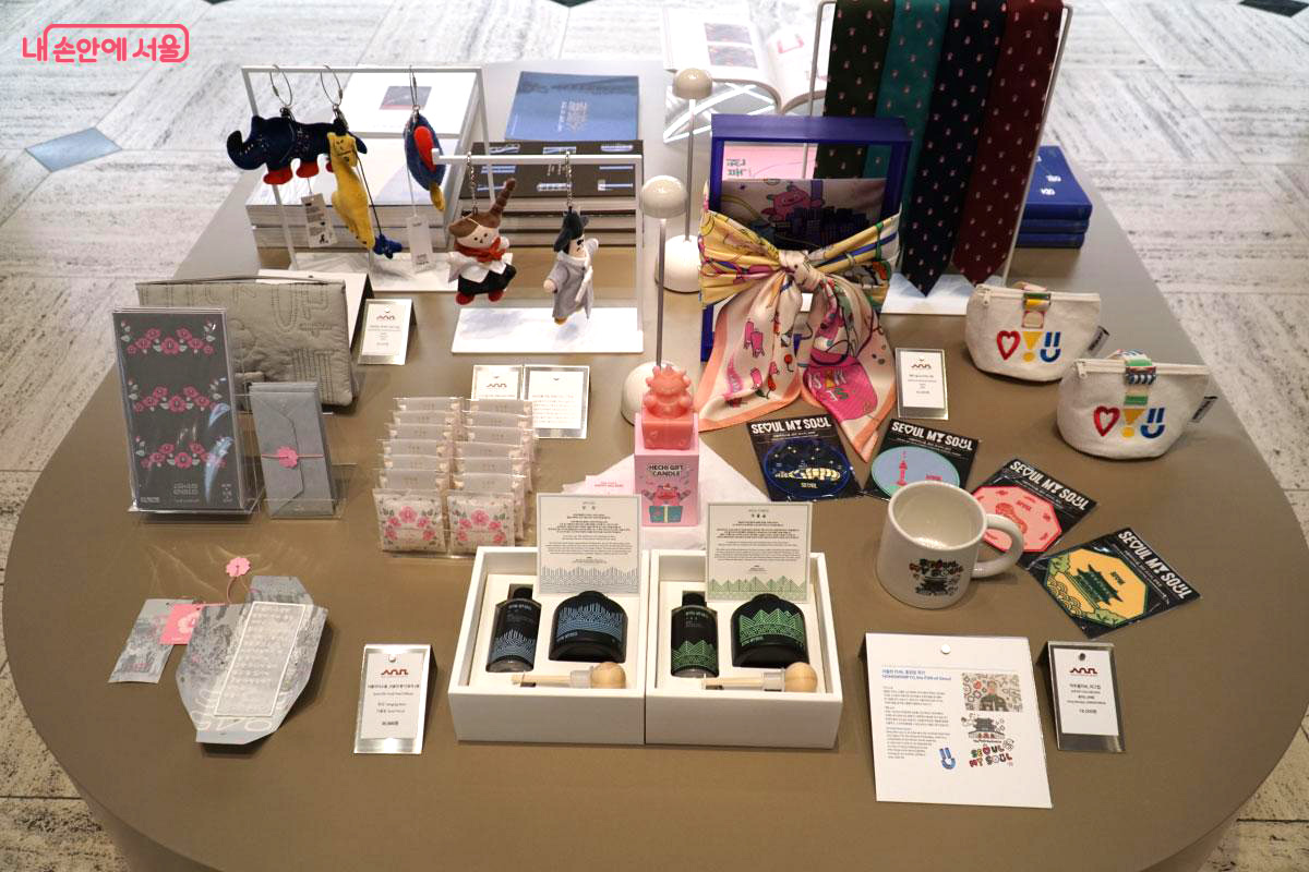 1층 뮤지엄숍에서는 다양한 굿즈들을 팔고 있다. ©홍혜수