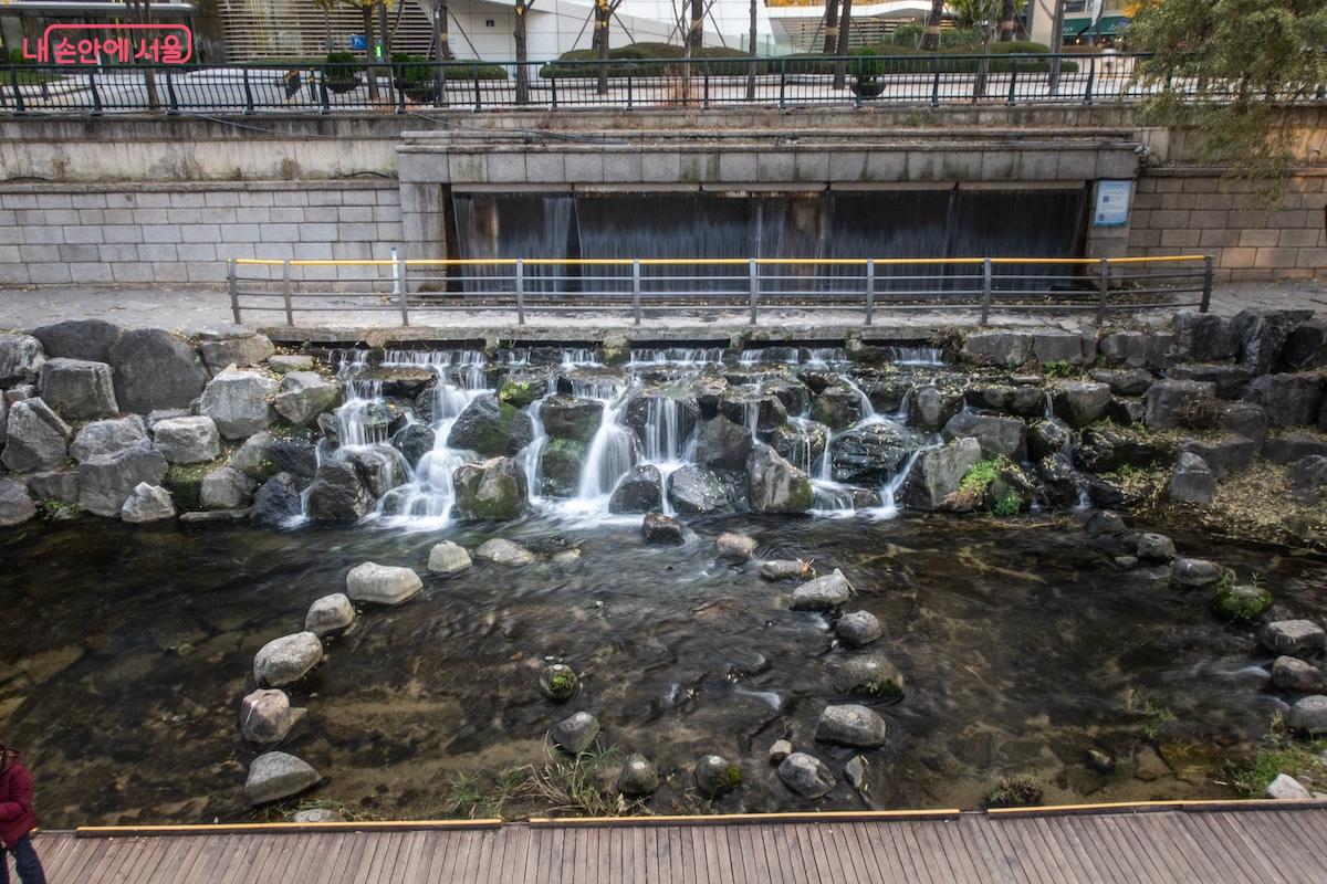 청계천 수경시설 주변도 겨울에는 얼음 조각들로 색다른 느낌을 전한다. &copy;이진형