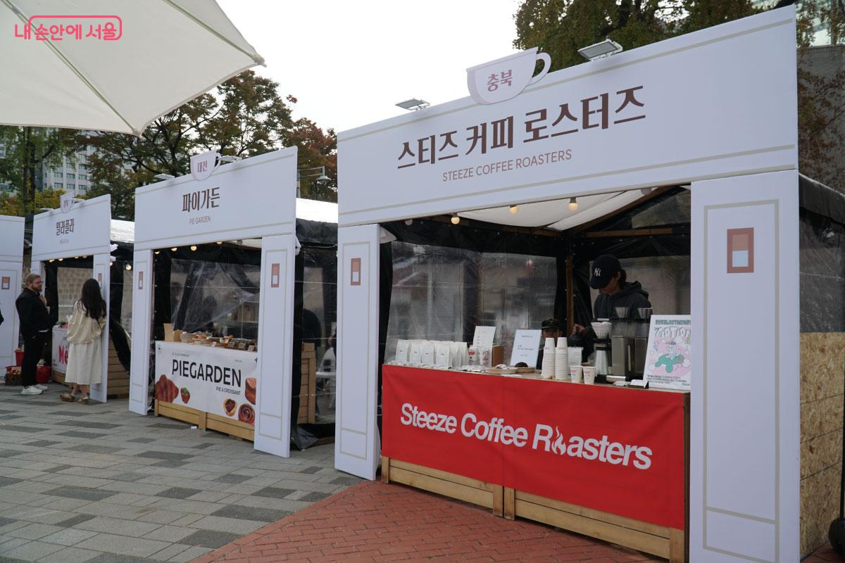 다양한 커피 브랜드들이 모여 있다. ©홍혜수