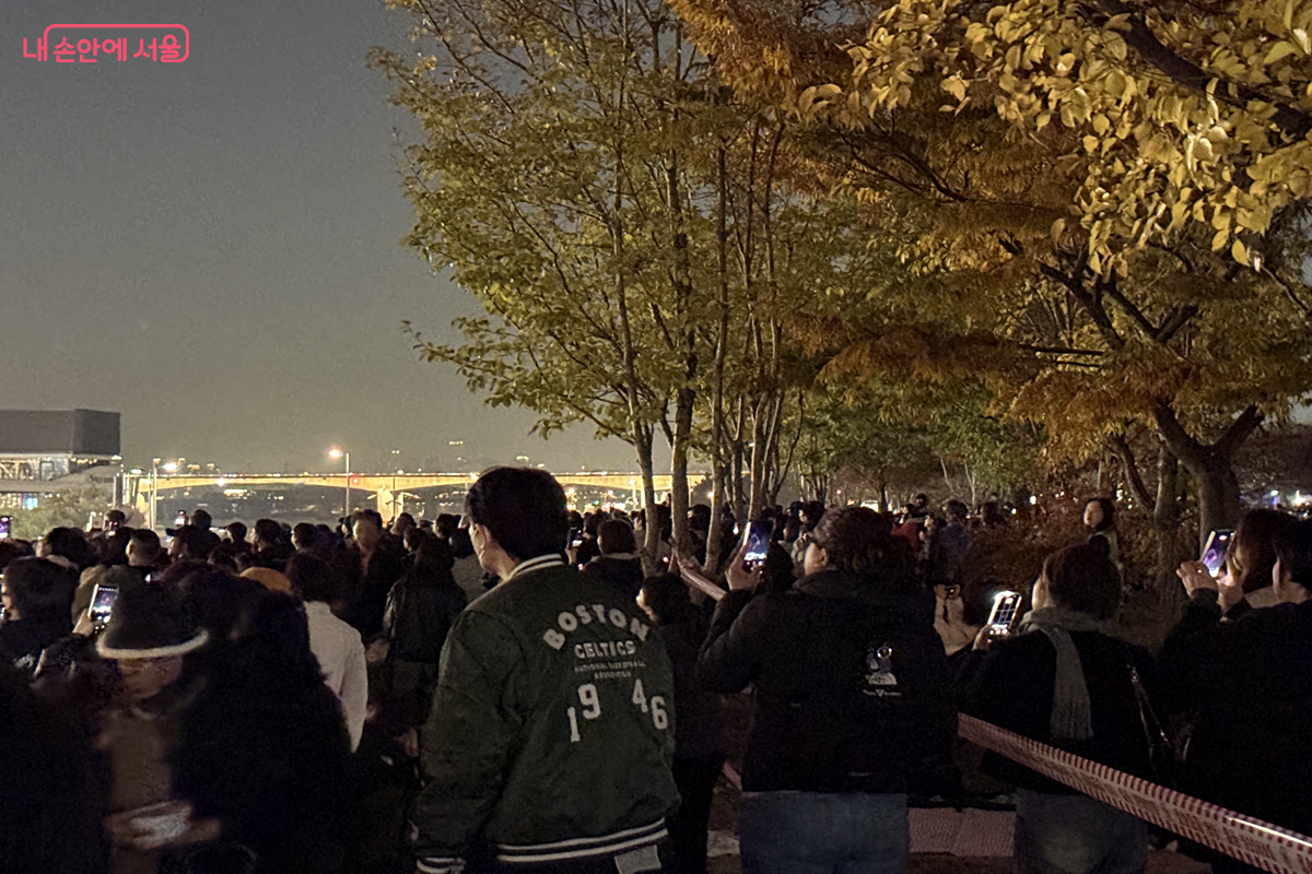 드론쇼 관람을 위해 한강에 모인 사람들 ©김경선