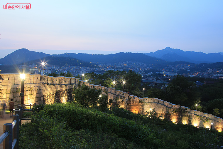 최근 ‘케이팝 데몬 헌터스’ 열풍으로 낙산공원도 주목을 받고 있다.