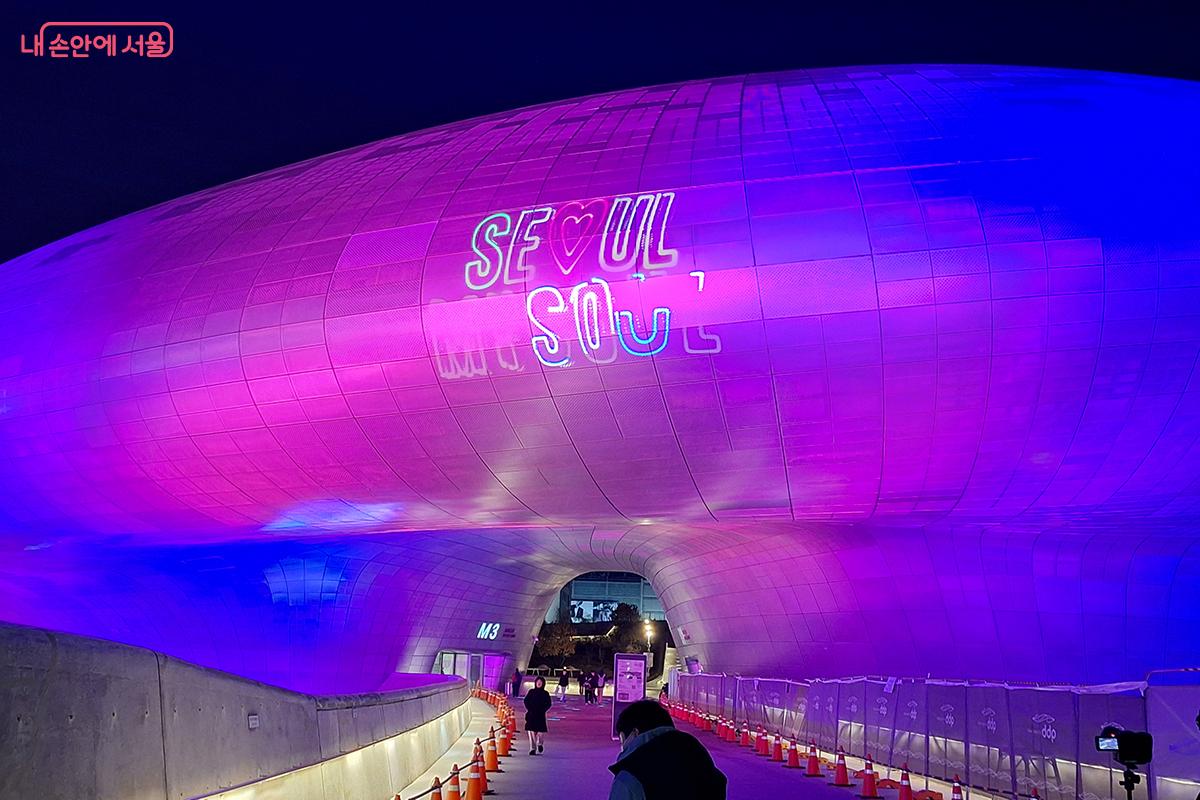 '드림 인 라이트'는 서울의 기후·문화·도시 에너지를 시각적으로 해석하는 4개의 테마로 구성된다. ©이혜숙