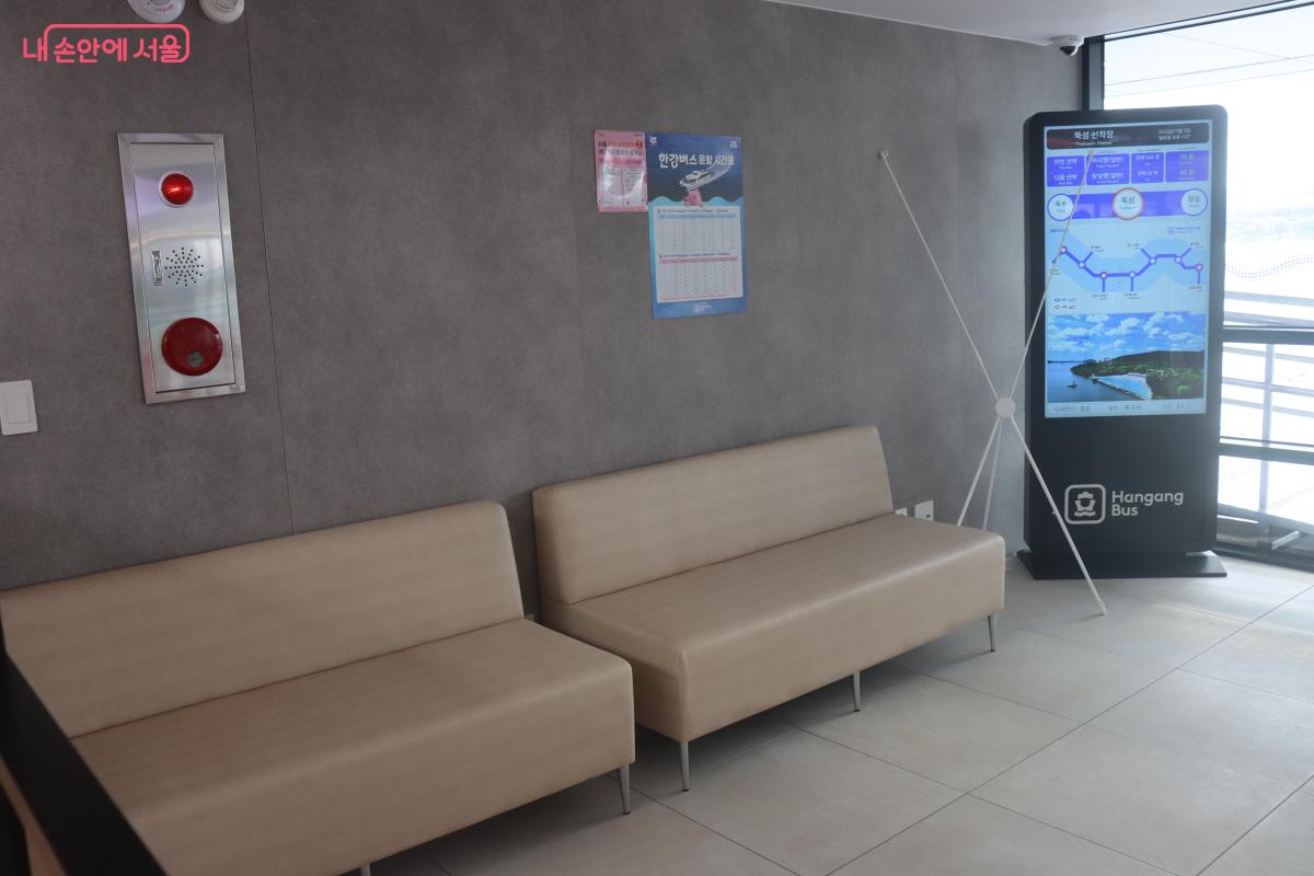 한강버스 뚝섬 선착장 내부에 마련된 대기 공간 &copy;조수연
