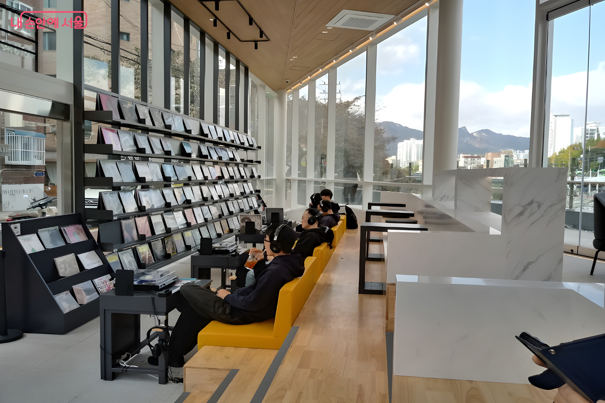  200여 장의 LP와 6대 턴테이블을 가진 청음존이 마련되어 있다. ©김영주