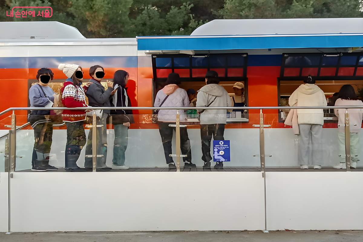 책 쉼터와 카페로 변신한 기차 객실 &copy;김영주 