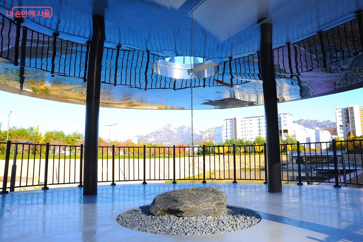 ‘전망퍼걸러’ 내부에는 레인체인을 통해 지붕의 빗물이 전망대 내부 바위 위로 흘러내려오게 설계한 조형물을 설치해 볼거리를 더한다. ⓒ조수봉