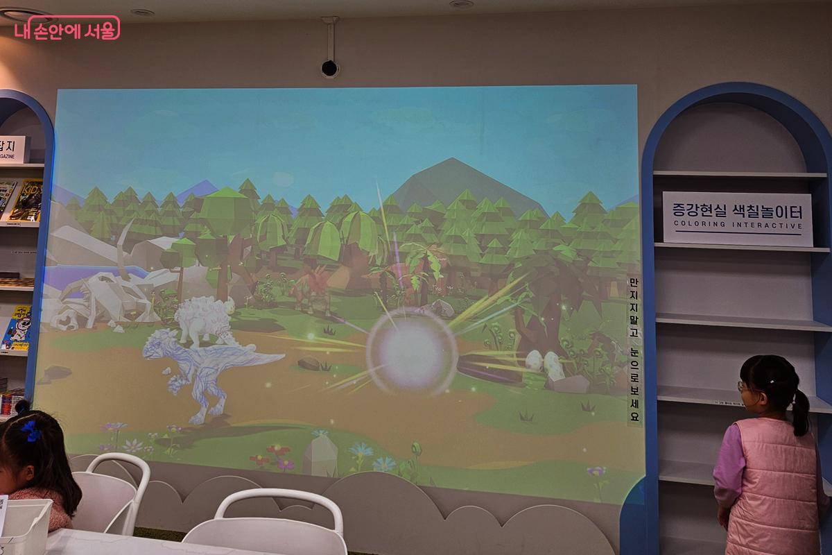 증강현실 체험에 신기해 하는 어린이 &copy;김현진