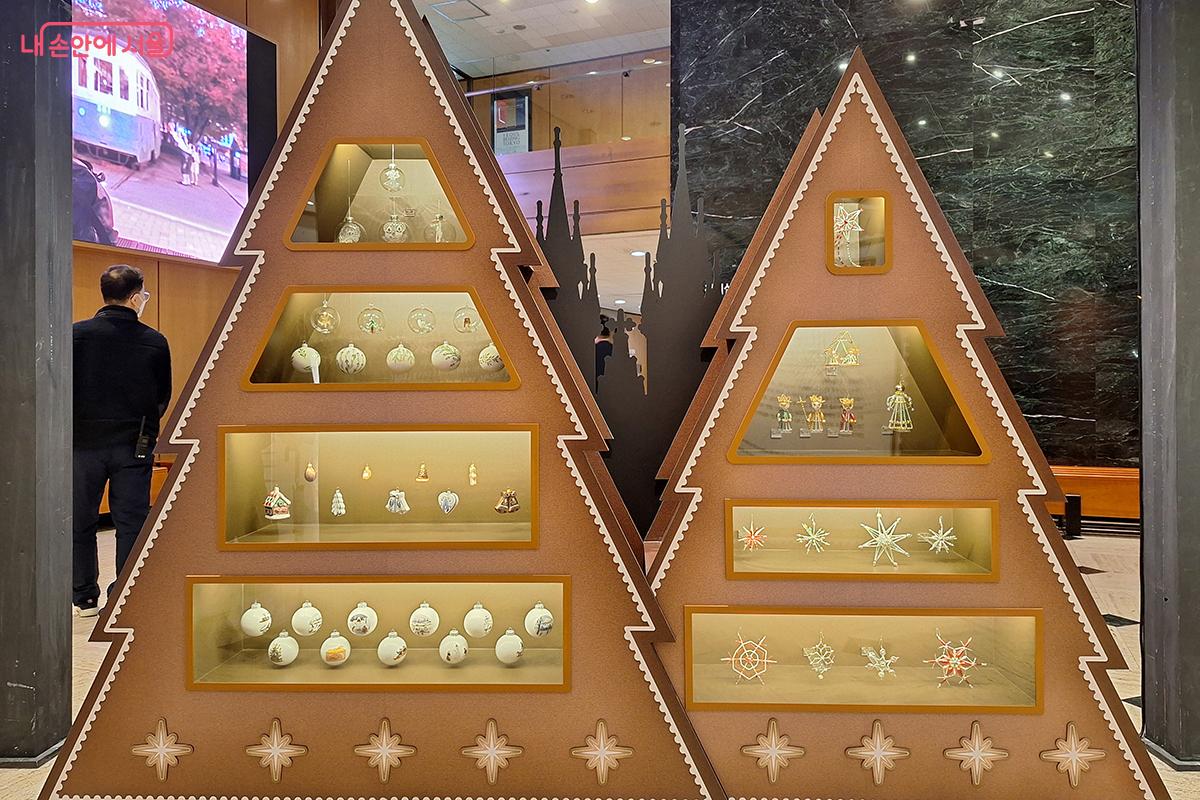 150여 점에 달하는 다양한 체코 전통 크리스마스 장식을 한자리에서 만나볼 수 있다. ©이혜숙