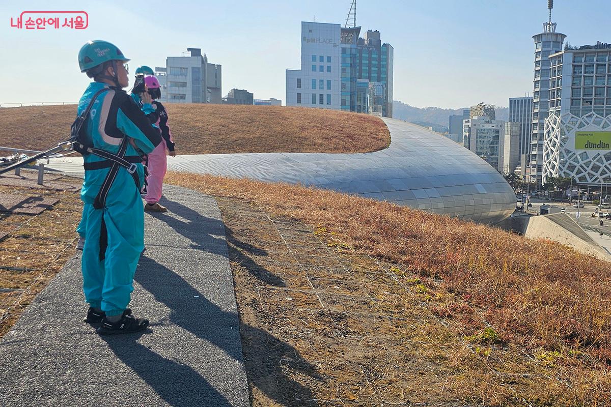 도시는 발 아래 펼쳐지고, 시간은 건축의 선율 속에 흐른다. ©문청야