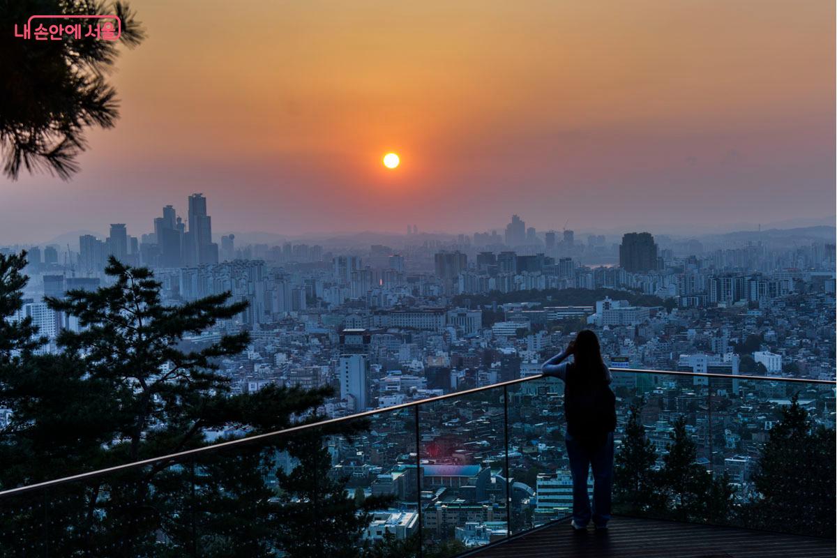 데크길 노을광장에서 바라본 서울시내의 석양 &copy;최기곤