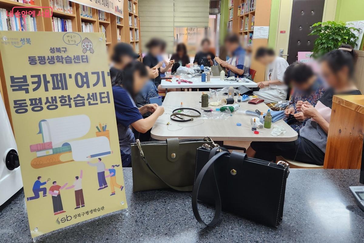 가죽공예, 민화, 매듭 공예, 수묵화 등 특색 있고, 새로운 배움의 기회를 제공했다. &copy;김미선