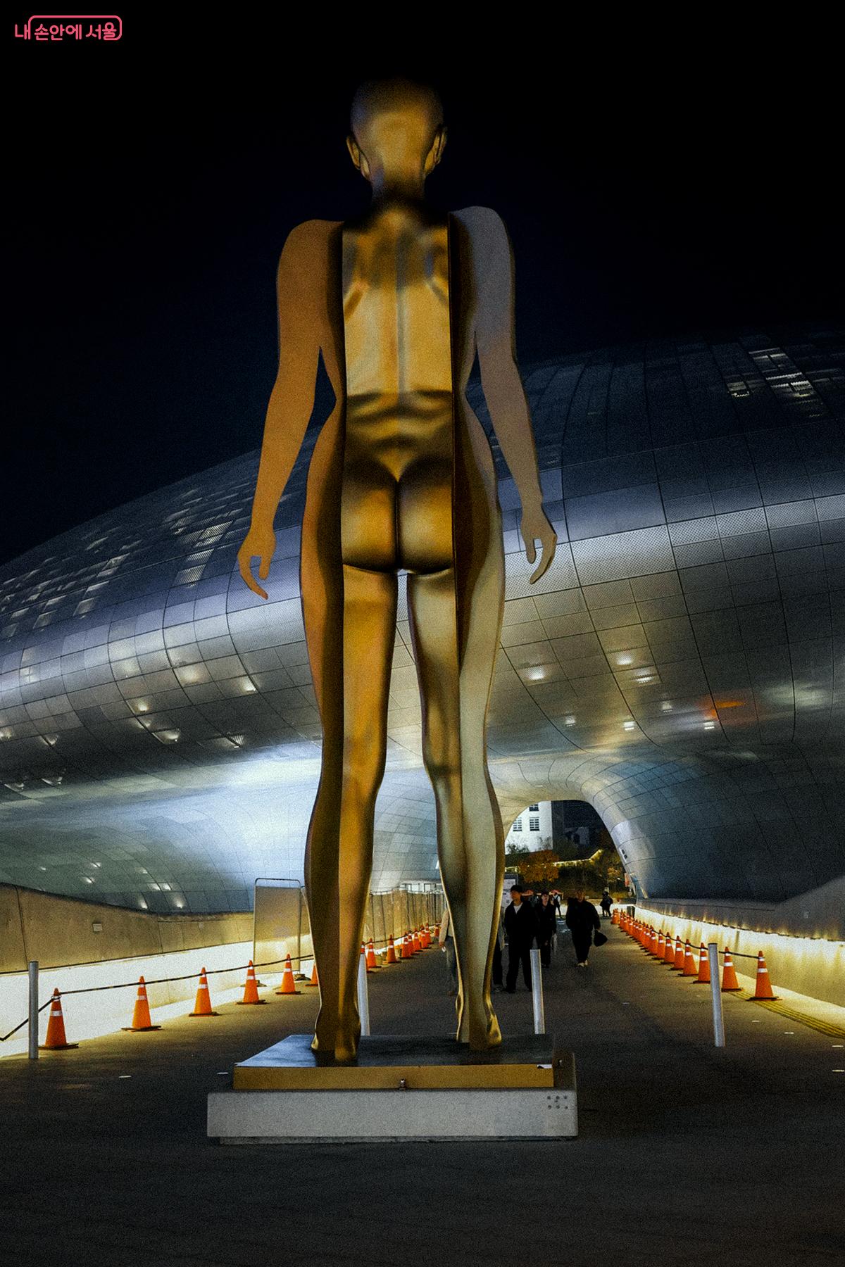 DDP 입구 미래로 상부에서도 작품이 상영된다. &copy;김아름