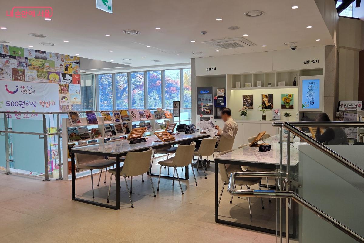 2층 휴게열람실, 한쪽에 무인 카페도 있다. &copy;김미선