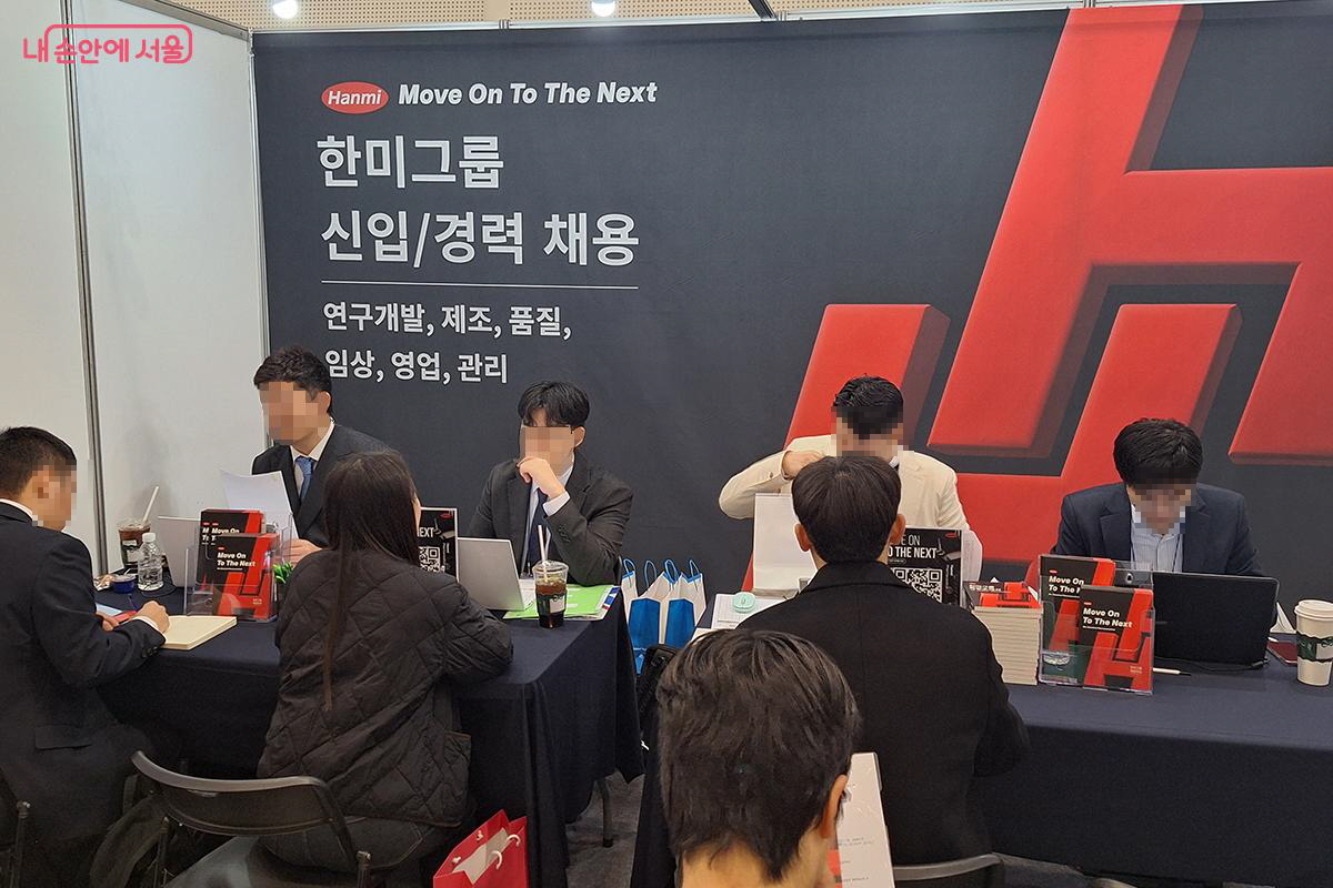 신약 개발로 명성이 높은 제약사 한미그룹 채용 부스에도 많은 구직자들이 몰렸다. &copy;백승훈