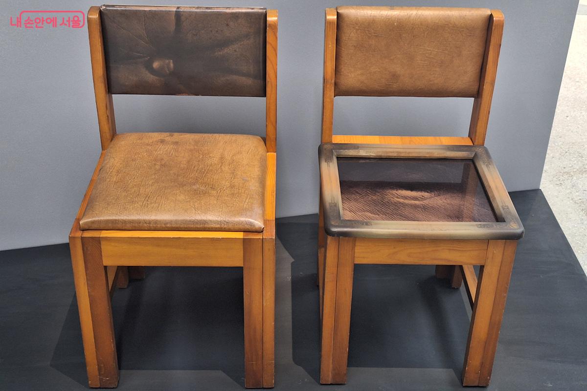 지석철 작가의 '반작용'은 인조가죽 소파의 특정 부분을 극도로 사실적으로 묘사한 작품이다. ©백승훈