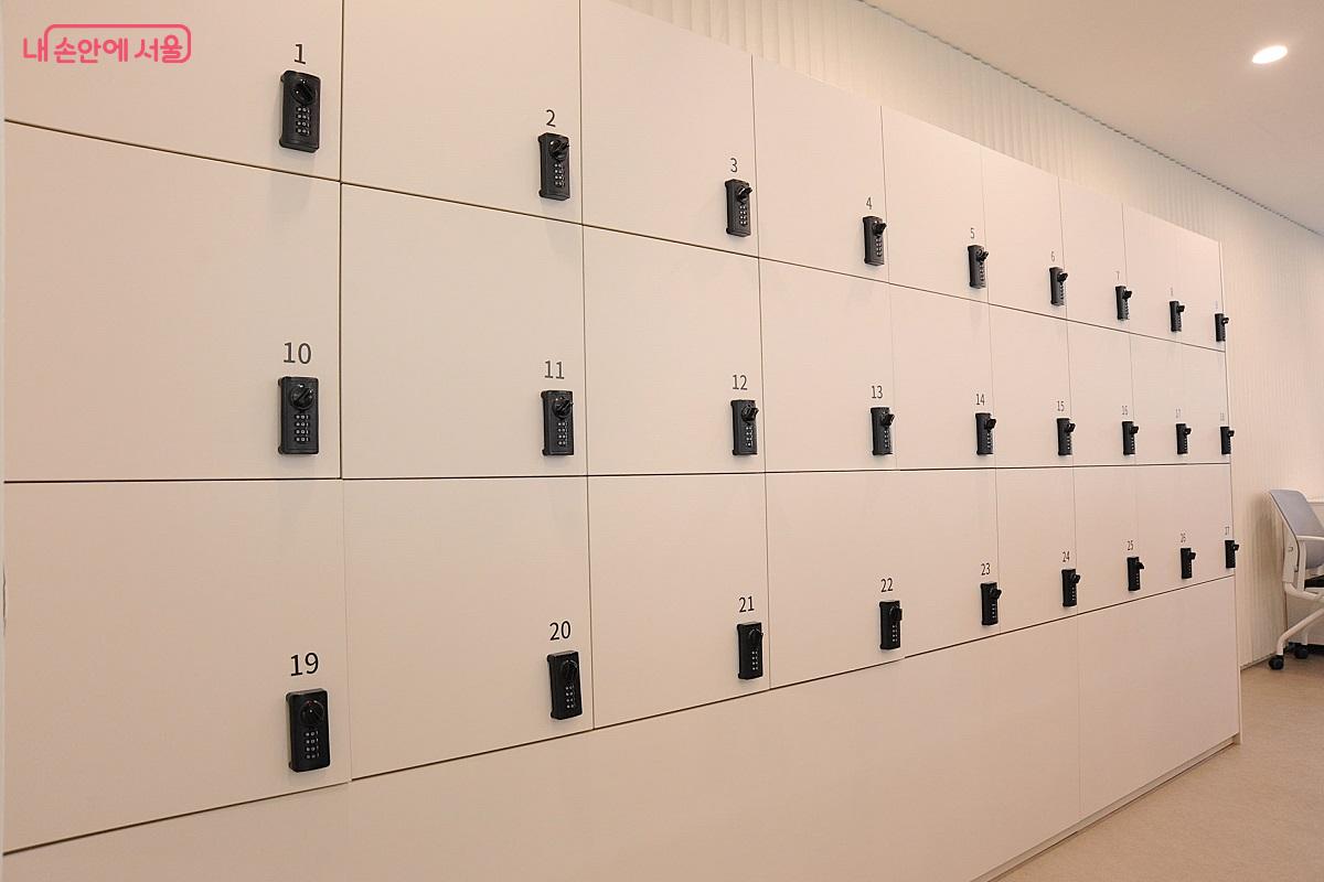 각 클래스에는 개인 전용 사물함이 설치됐다. ©조수봉