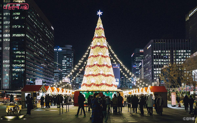 도심 곳곳에서 직접 참여할 수 있는 다양한 체험·문화행사가 운영된다. 사진은 2024 광화문마켓