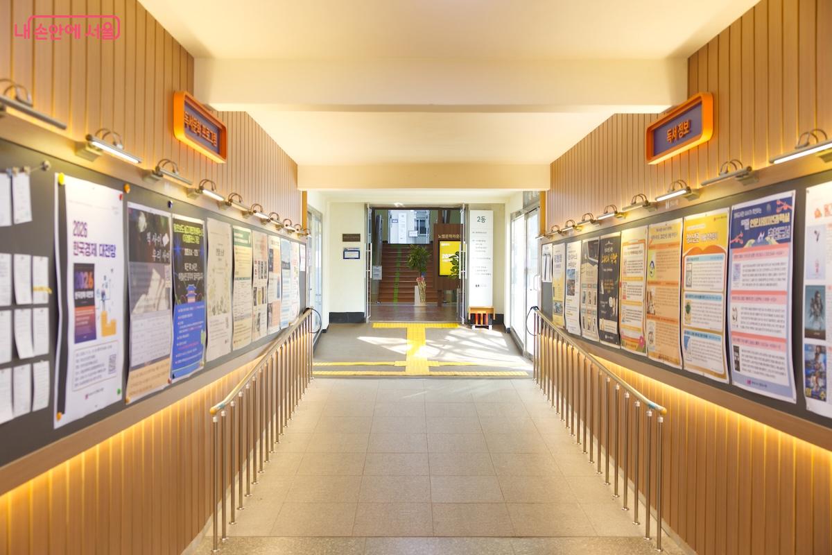 정독도서관 정문을 지나 직진하면 2동에 도착할 수 있다. ©임중빈