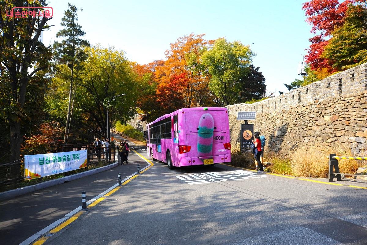 ‘남산연결안전데크’는 N서울타워 정류장에서 남산도서관 방향으로 하행하는 남측순환로 좌측에 설치됐다. ⓒ조수봉