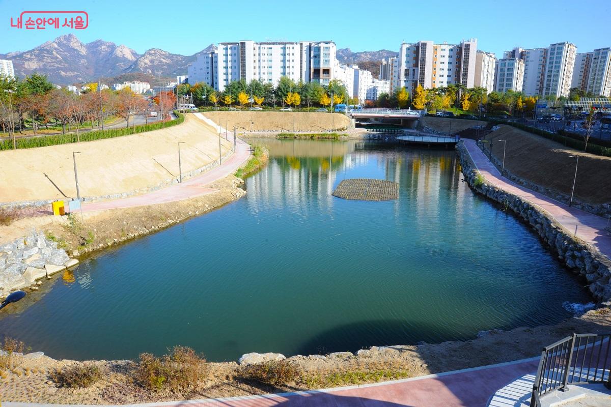 ‘은평 에피소드’ 루프탑에서 본 유수지와 북한산 조망 ⓒ조수봉