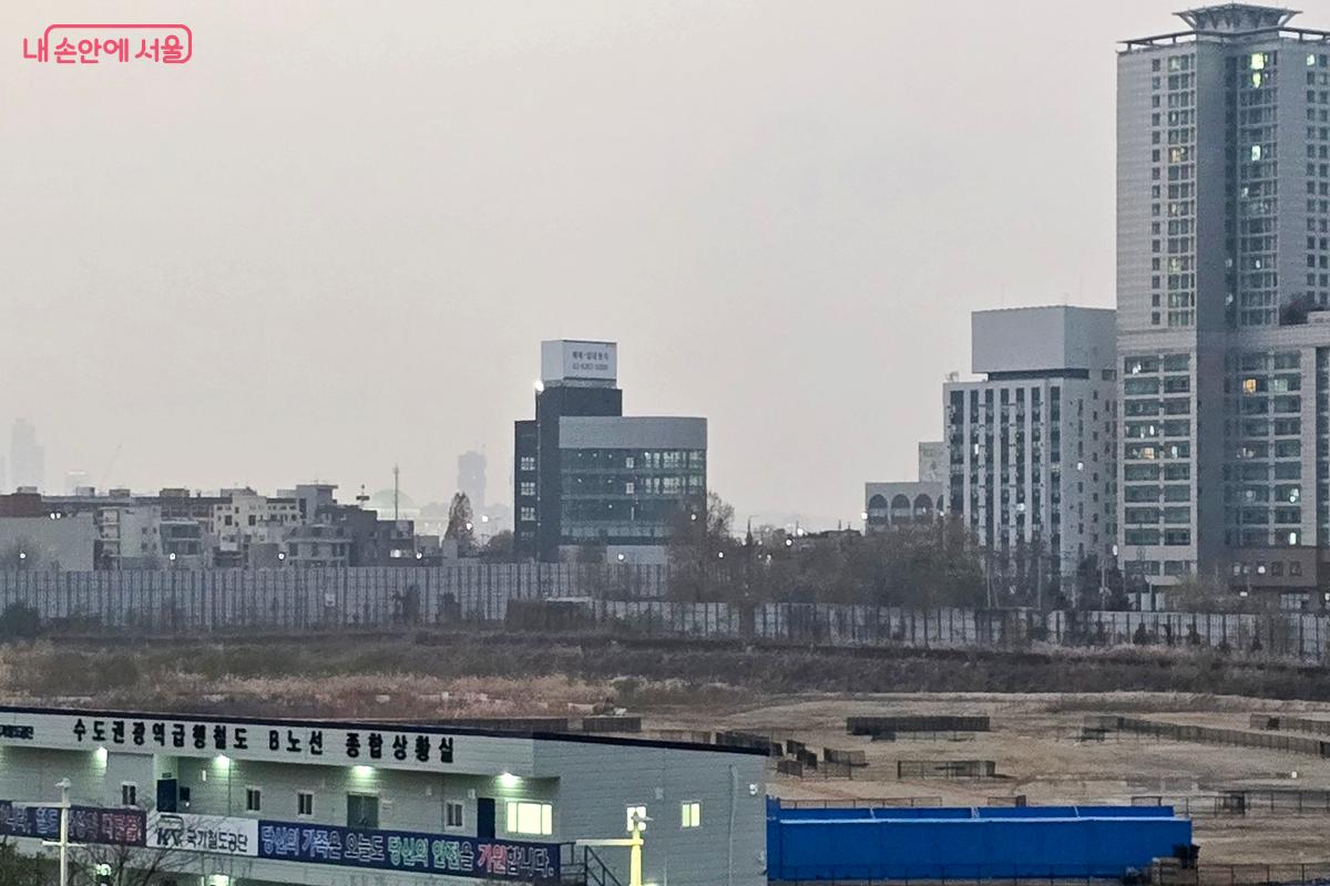 용산역 3층 통로에서  보이는 용산서울코어 부지 ©김윤경