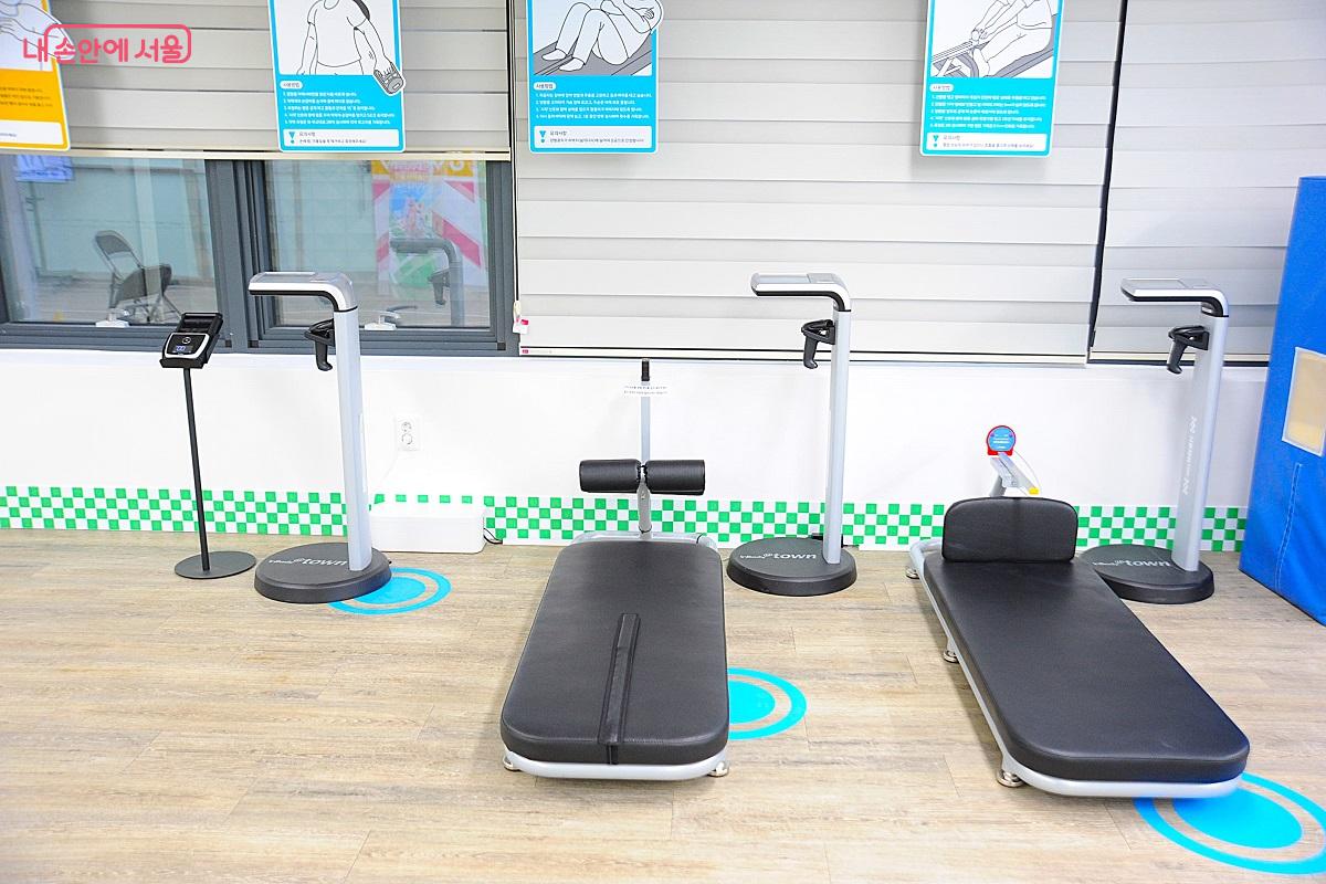 ‘교차윗몸일으키기(성인)’와 ‘앉아윗몸앞으로굽히기(공통)’ 측정 기구 ©조수봉