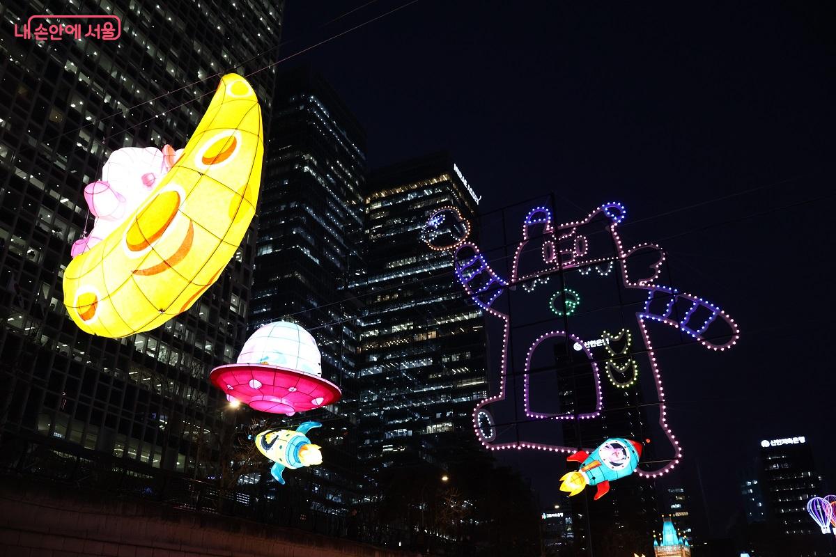 4구역(장통교~삼일교)에서 선보인 작품 <환상을 선물하는 서울의 마법>, <해치와 티니핑의 우주여행> &copy;이봉덕