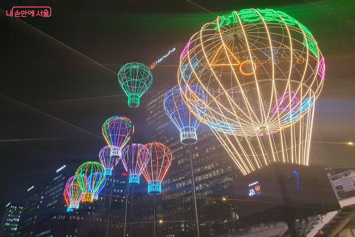 &lsquo;서울빛초롱축제&rsquo;가 열리는 청계천 전시물 &lsquo;서울의달&rsquo; &copy;김병규