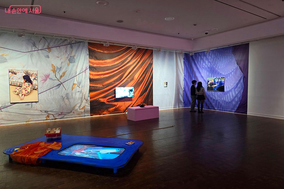 익숙한 것이 뒤틀리며 낯선 긴장감을 주는 순간의 탐구, 첫번째 섹션 '회전의 장소' &copy;이정민