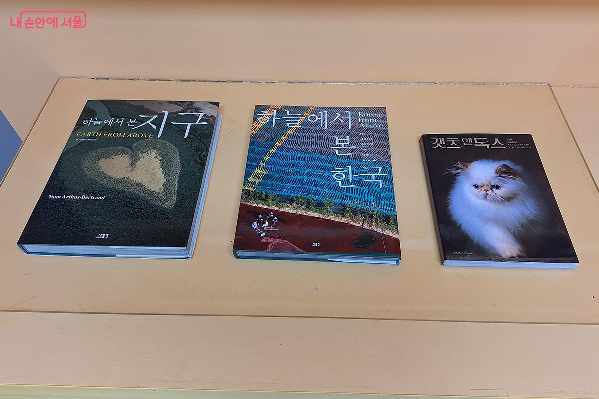 얀 아르튀스-베르트랑의 작품집은 전시실과 연결된 서점에서 구매 가능하다. ©이혜숙