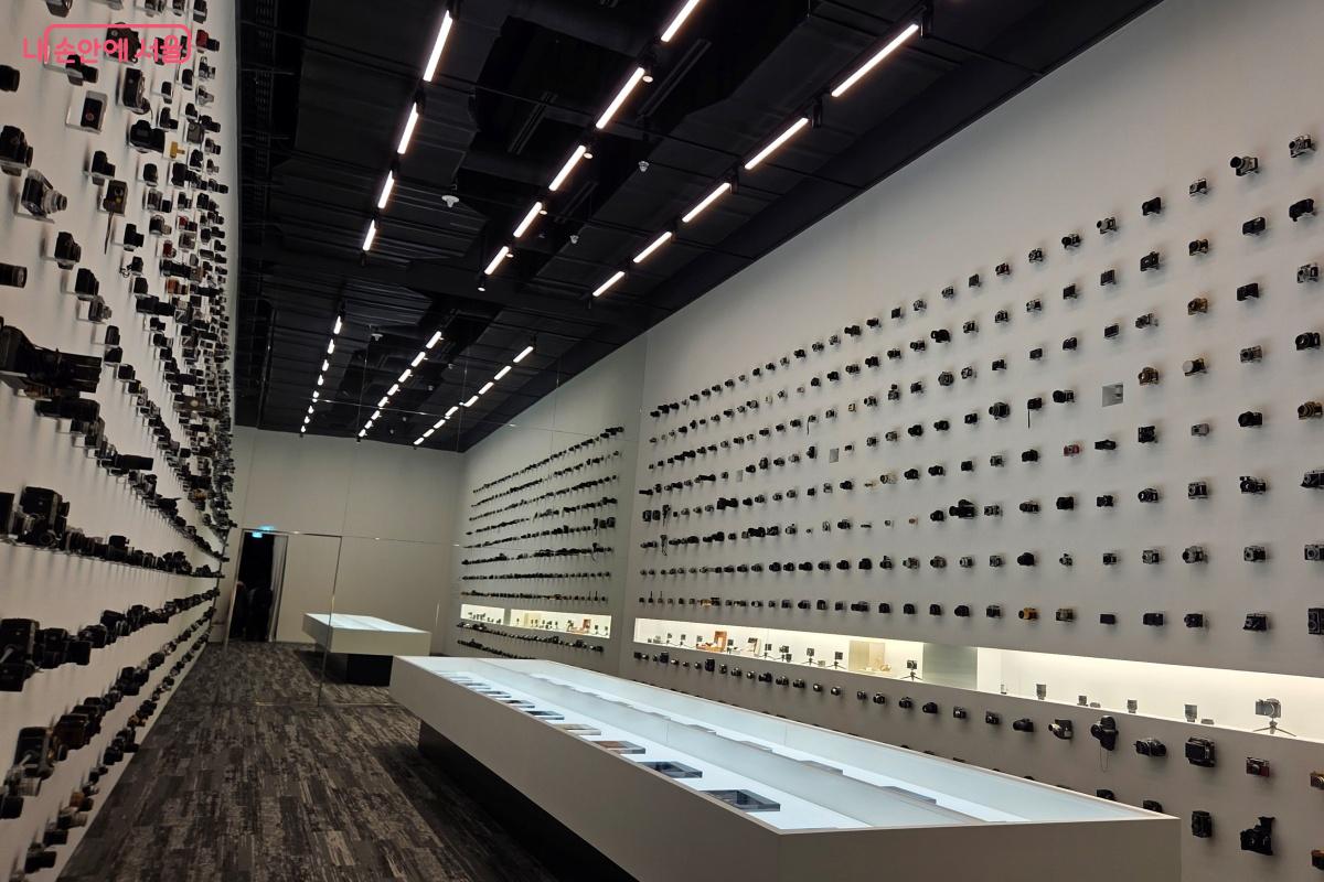 특별전시 <수집과 기록>. 빈티지 카메라와 사진 전시를 볼 수 있다. &copy;김미선