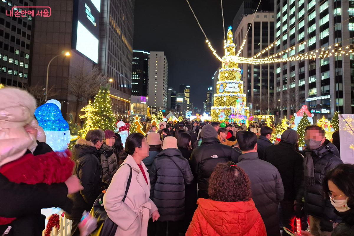 추운 날씨에도 불구하고 많은 시민들과 국내외 관광객들이 청계광장을 찾았다. &copy;이혜숙