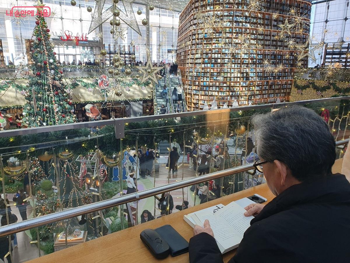 휴식과 만남 그리고 책을 주제로 많은 사람들이 소통할 수 있게 조성되어 있다. ©김병규