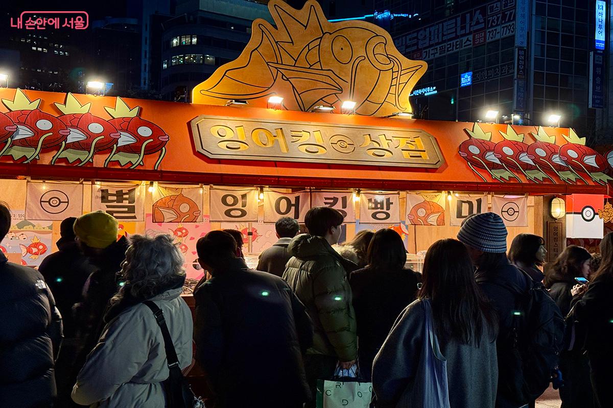 장통교 교각 위 잉어킹 상점에서 잉어킹빵과 스티커를 증정하는 이벤트가 진행 중이다. &copy;김미정