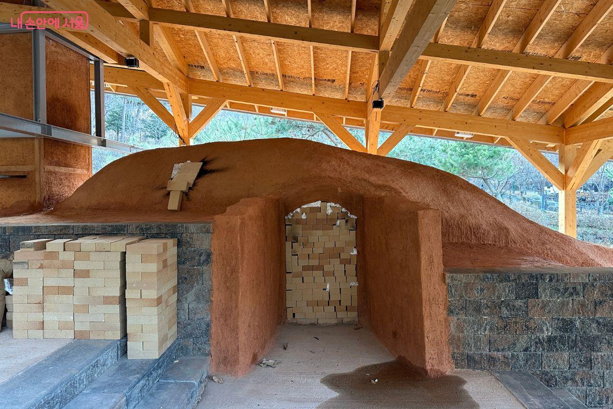 전국의 전문 옹기장과 협업해 완성한 전통 옹기 가마 &copy;김재형