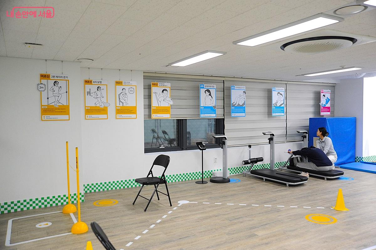 어르신들을 위한 측정 기구와 공통 측정 기구가 배열돼 있다. ©조수봉