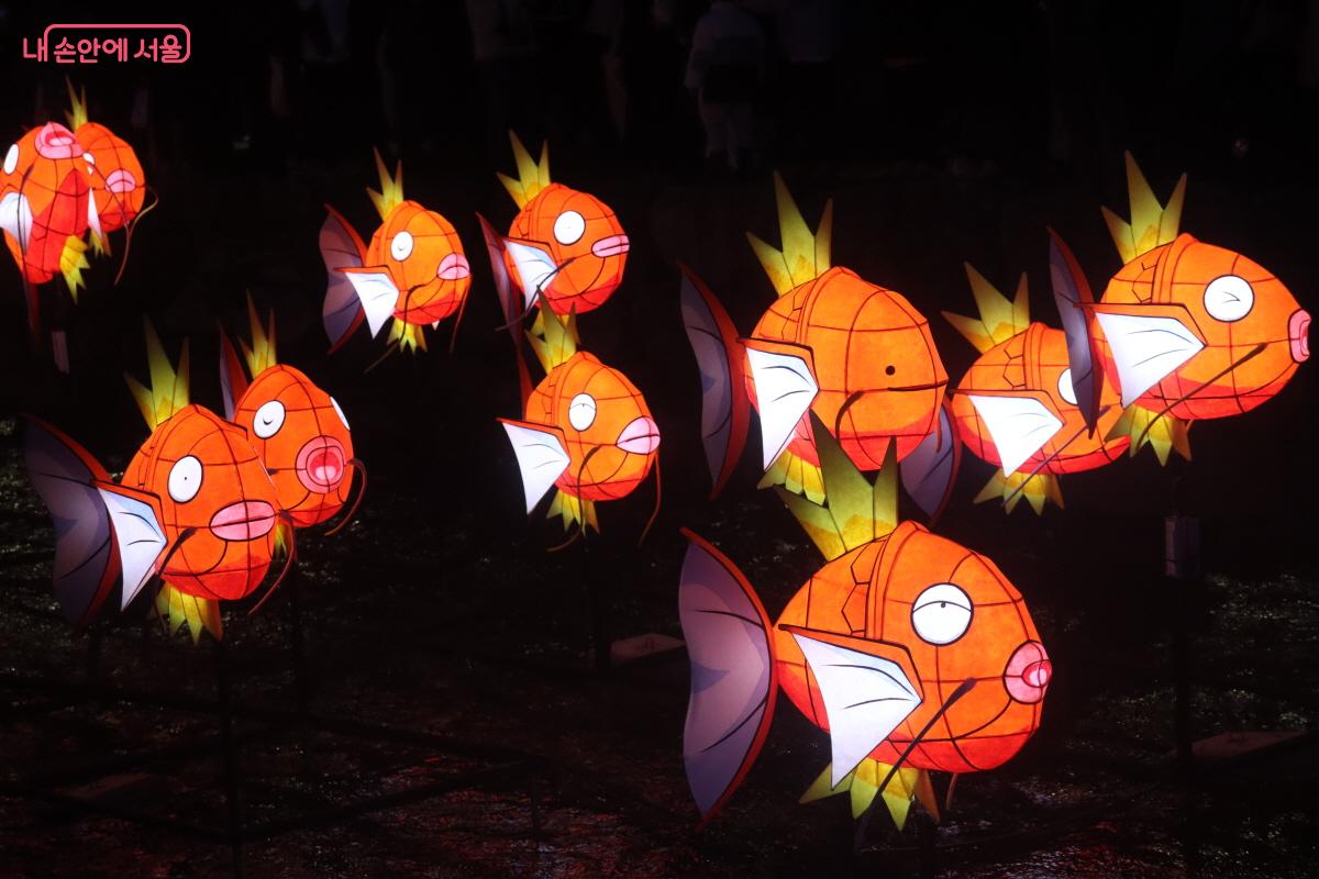 메타몽이 잉어킹으로 변신한 모습을 재현했다. &copy;조송연