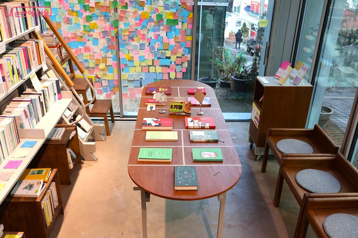 단순히 책을 파는 공간을 넘어, 책과 사람, 동네를 잇는 열린 쉼터로 자리 잡았다. &copy;이봉덕