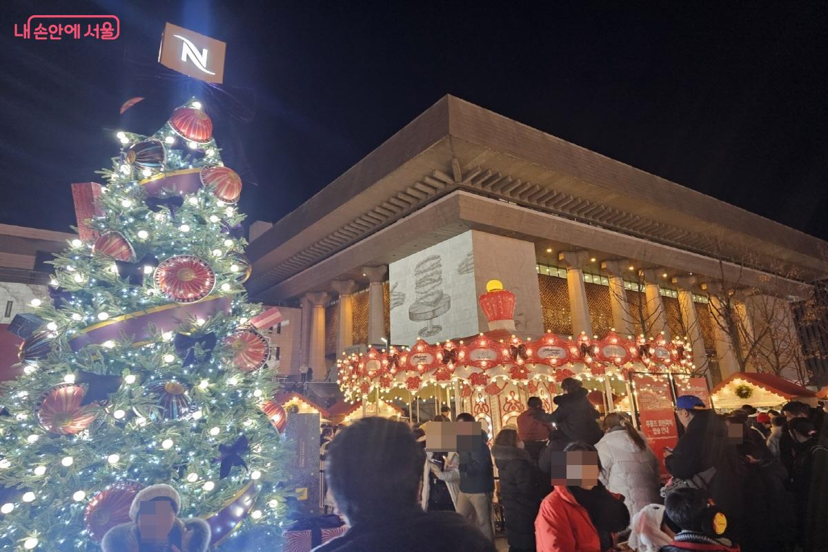 크리스마스트리 주변으로 시민들이 모여 겨울 축제를 즐기고 있다. ©김도희