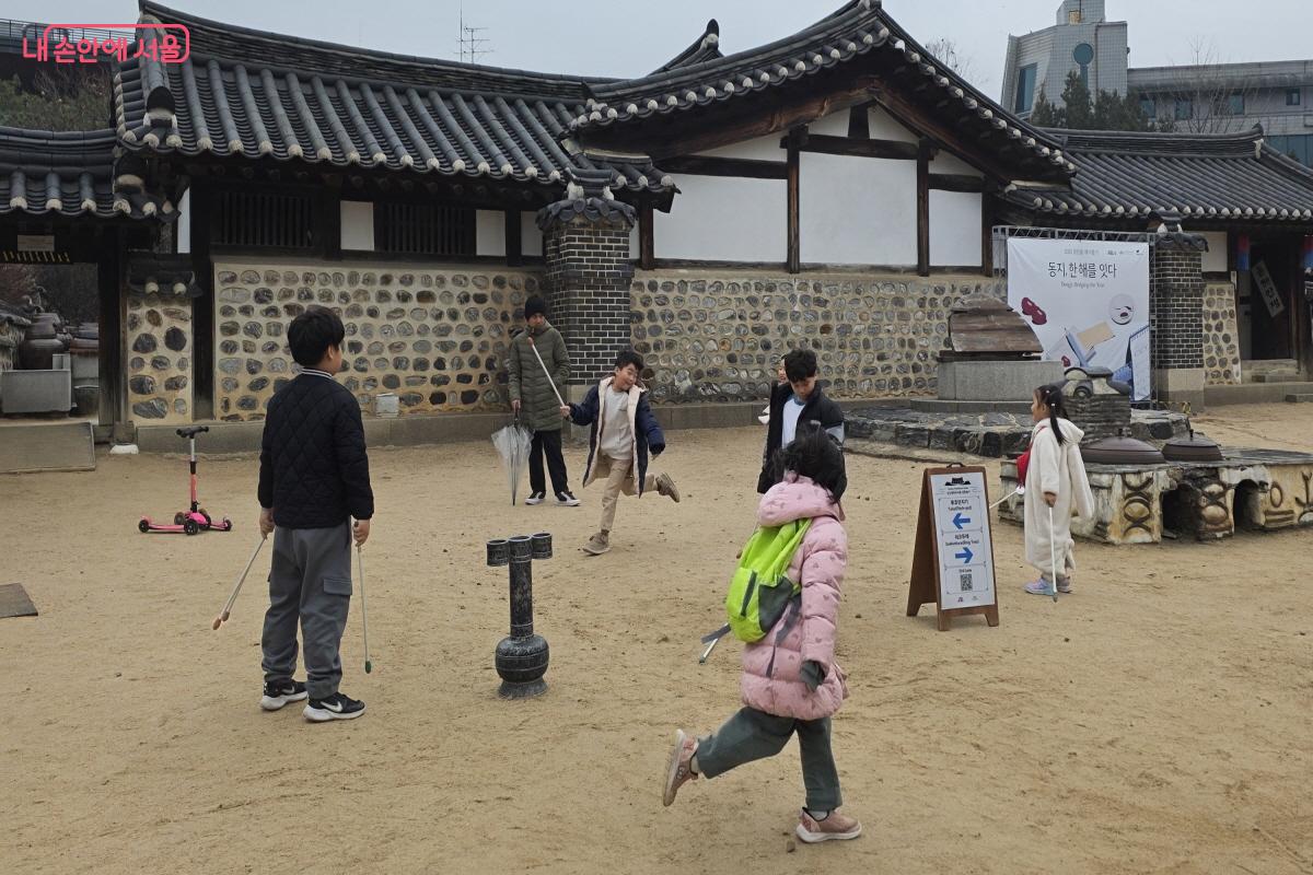 마당에서 민속놀이를 하면 즐겁게 뛰노는 아이들 ⓒ이선미