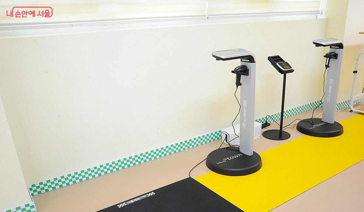 ‘반응시간 검사(성인)’와 ‘체공시간 검사(성인)’ 기구 ©조수봉