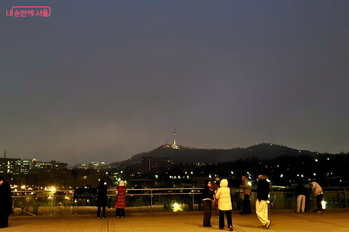 열린마당에서 N서울타워의 야경을 감상하며 낭만을 즐기는 시민들 ©양정화