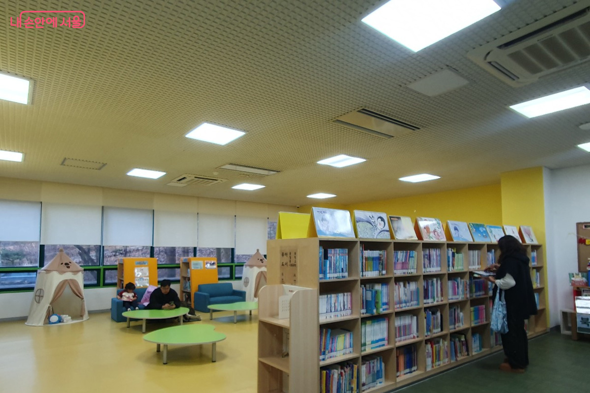 강북문화정보도서관 1층 새싹자료실 &copy;김병규
