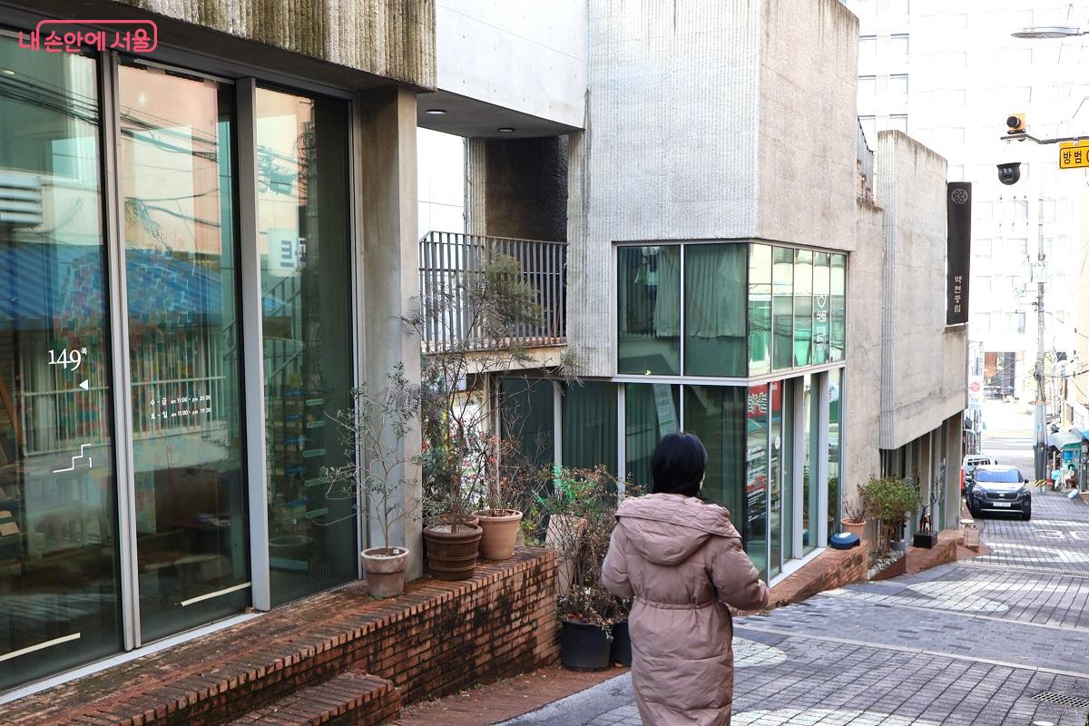 1970년대 산업용 창고를 리모델링해, 현재는 독립서점 &lsquo;여기서울 149쪽&rsquo;을 중심으로 전시와 문화 프로그램, 주민 모임이 이어지고 있다. &copy;이봉덕