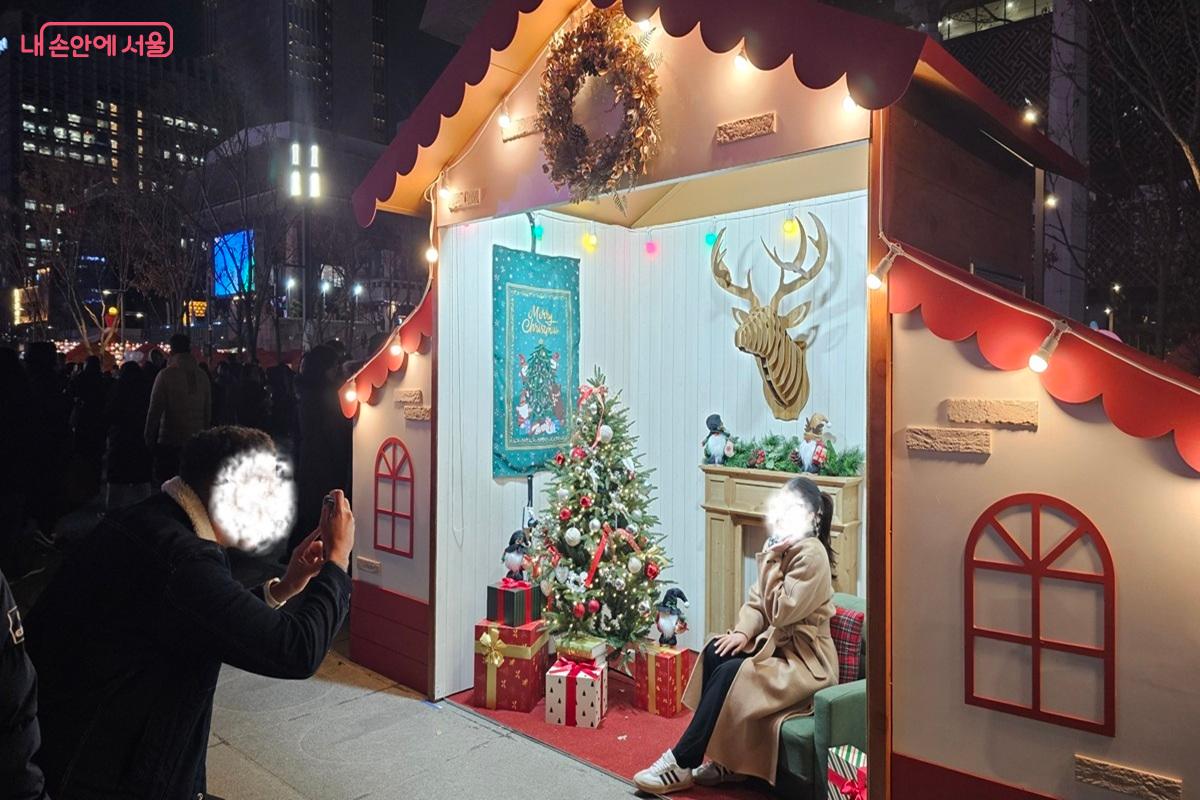 크리스마스 광화문마켓에서 추억을 남기는 외국인 관광객들 &copy;권연주