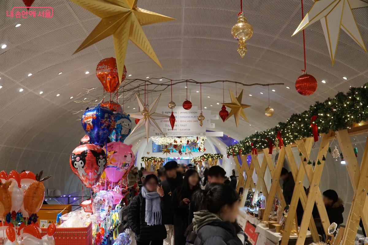 자벌레에서 열리고 있는 크리스마스 마켓 &copy;홍혜수