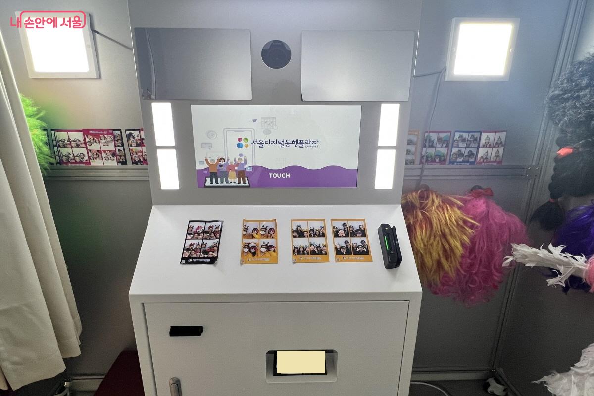 무인사진관. 요즘 유행하는 기기도 직접 체험해볼 수 있다. &copy;박지영