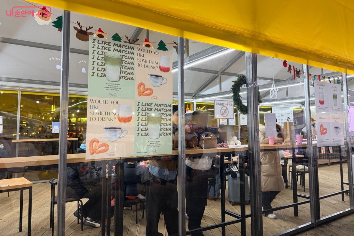 카페, 휴게 공간 등 이용객들의 편의시설이 마련되어 있다.