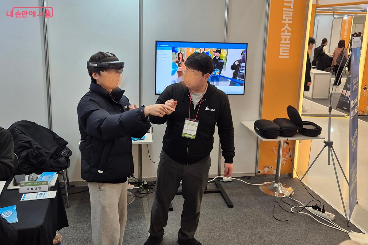 가상 현실 체험(Virtual Reality)이나 게임 프로그래밍 같은 인기 교육 과정을 직접 체험할 수 있는 부스들도 발길을 멈추게 했다. ©이혜숙