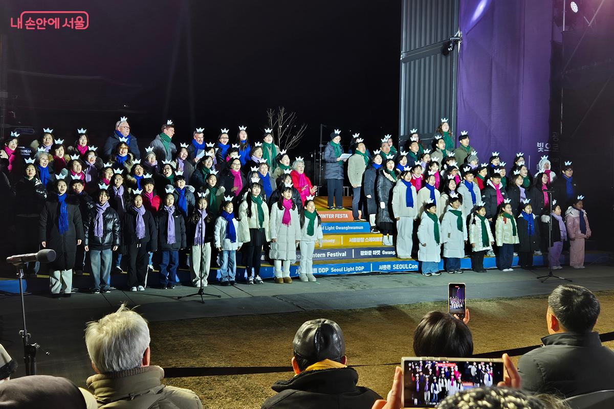 개막식의 하이라이트는 다양한 연령층으로 구성된 180여 명의 시민합창단이 부르는 &lsquo;우리는 하냐야&rsquo;, &lsquo;경복궁 타령&rsquo;이 장식했다. &copy;백승훈